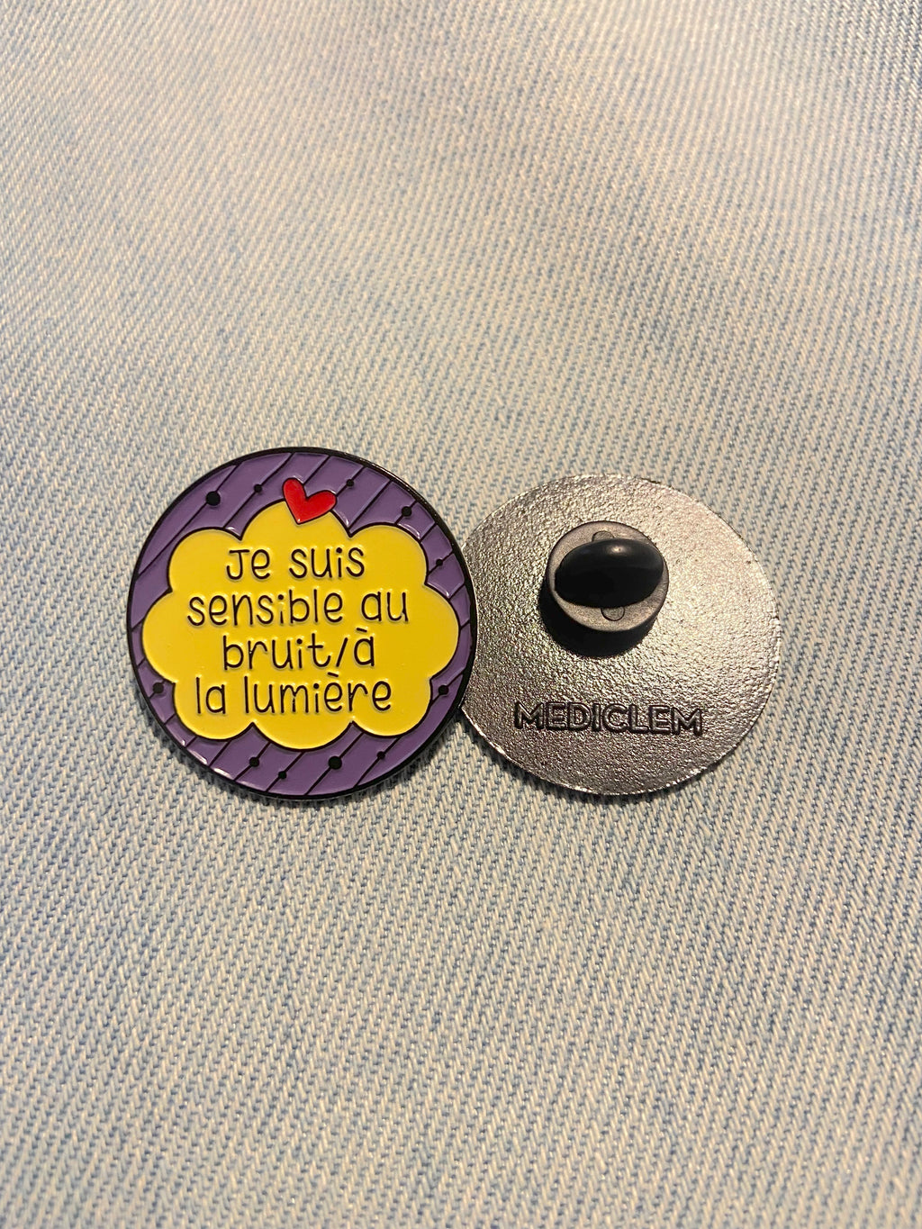 Pin's JE SUIS SENSIBLE AU BRUIT/A LA LUMIERE