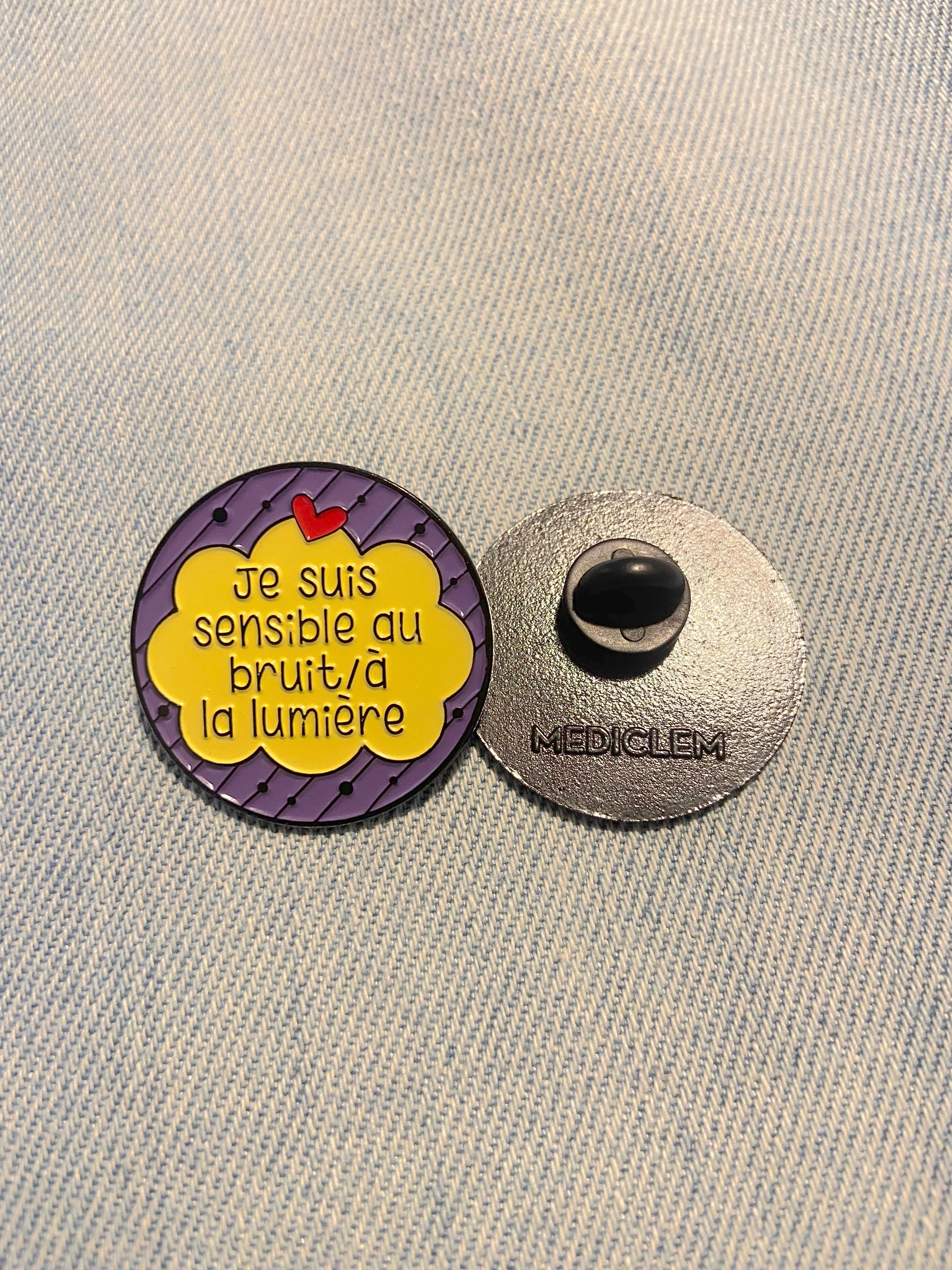 Pin's JE SUIS SENSIBLE AU BRUIT/A LA LUMIERE